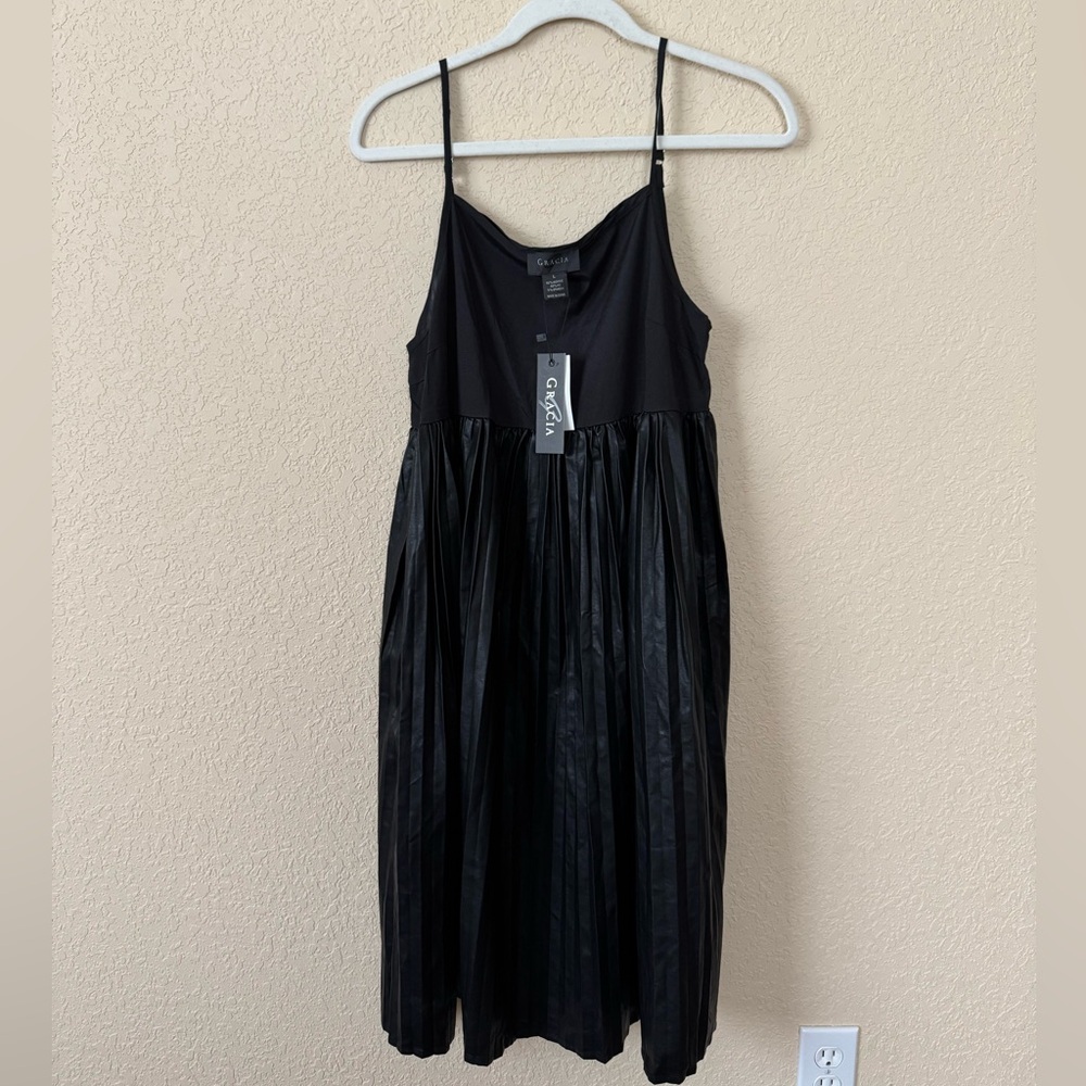 NWT Garcia Black Pleated Dress, Size Large